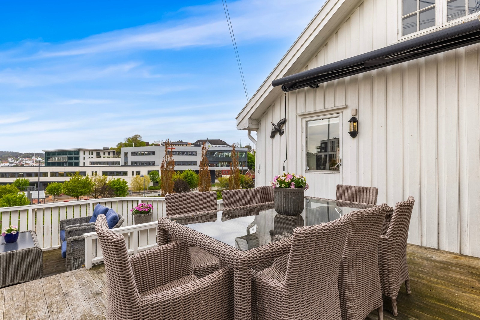 Hyggelig uteplass ved boligen med plass til spisegruppe og sosialt utemiljø. Galleribilde