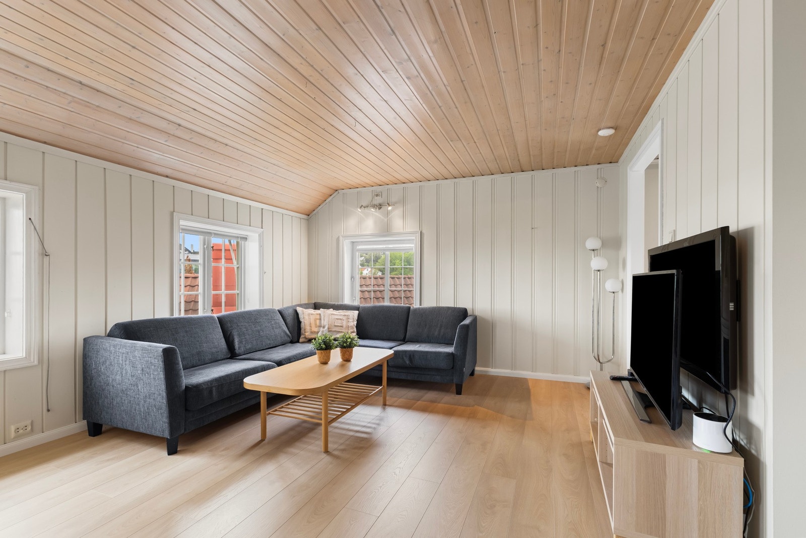 Stuen har god plass til sofagruppe og et lyst, behagelig uttrykk. Galleribilde