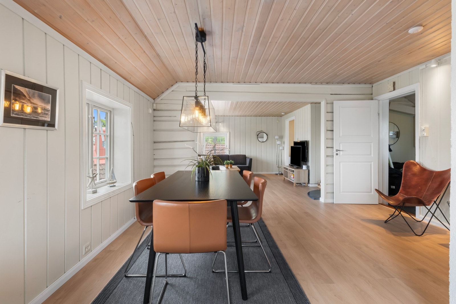 Spiseplass med åpen forbindelse mot stuen og naturlig lysinnslipp. Galleribilde