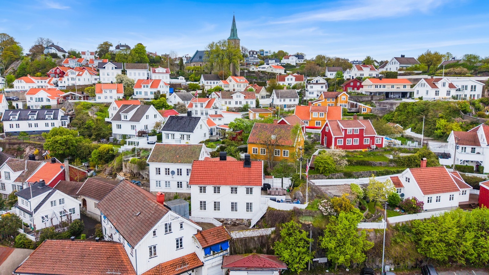 Sentrumsnær beliggenhet med kort vei til Arendal sentrum og nærliggende servicetilbud. Galleribilde