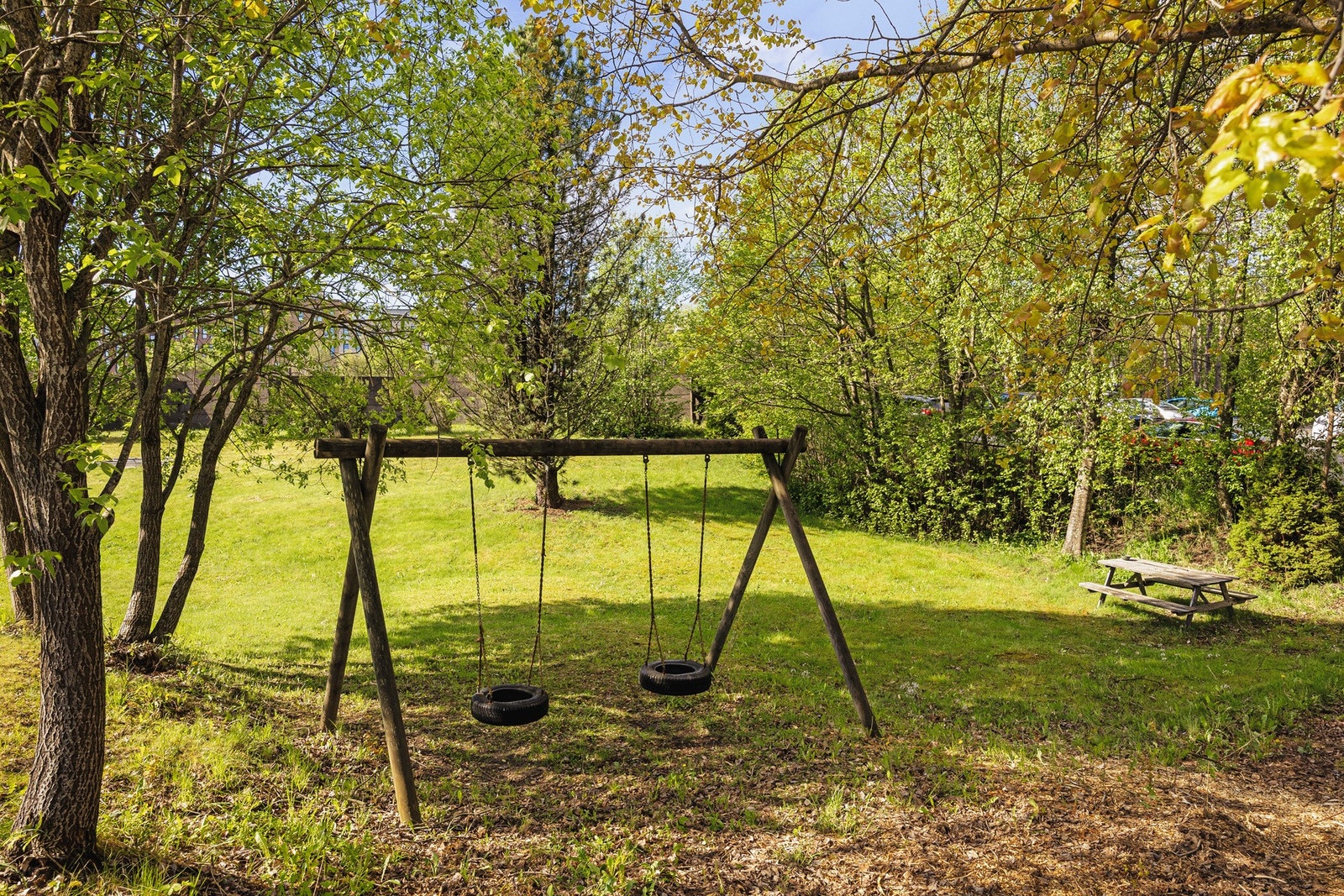 Uteområdene oppleves luftige og innbydende, med fine grøntområder som skaper en lun ramme rundt bebyggelsen og gir området et trivelig og familievennlig preg. Galleribilde
