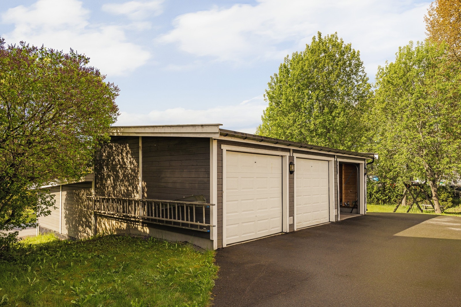 Boligen disponerer egen parkeringsplass med elbillader i felles garasjebygg på 15 m², med enkel og tørr adkomst året rundt. Galleribilde