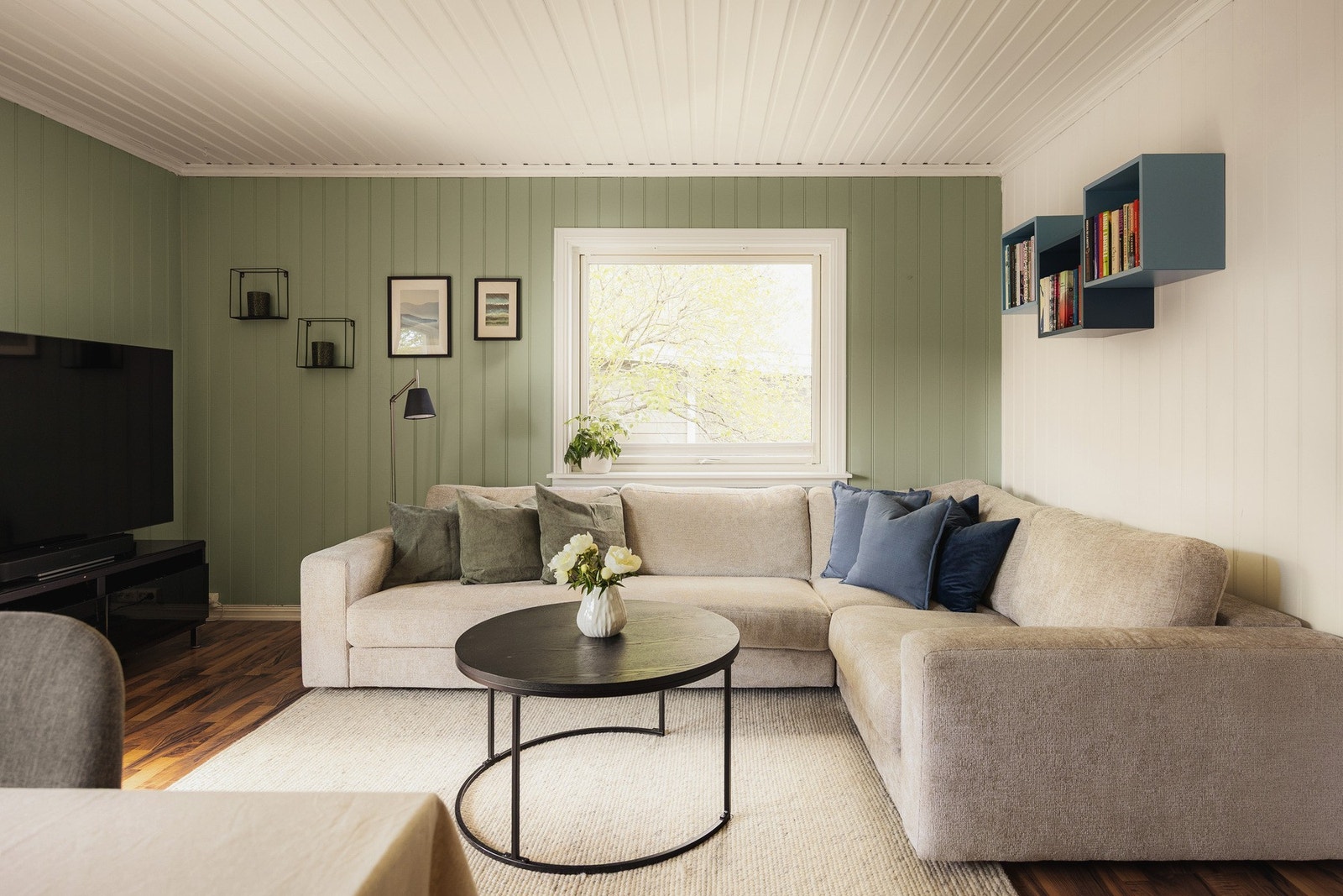 Store vindusflater mot både syd og vest slipper inn rikelig med naturlig lys gjennom dagen og bidrar til en luftig romfølelse. Galleribilde