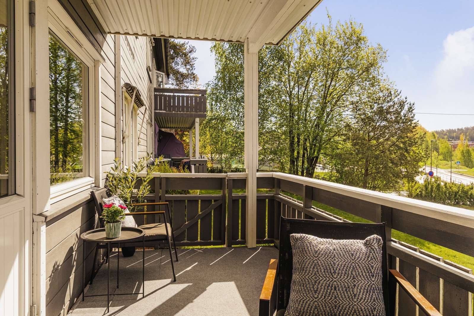 Fra stuen er det utgang til en hyggelig terrasse på ca. 9 m². Fra balkongen er det trappeadkomst til hagen. Galleribilde