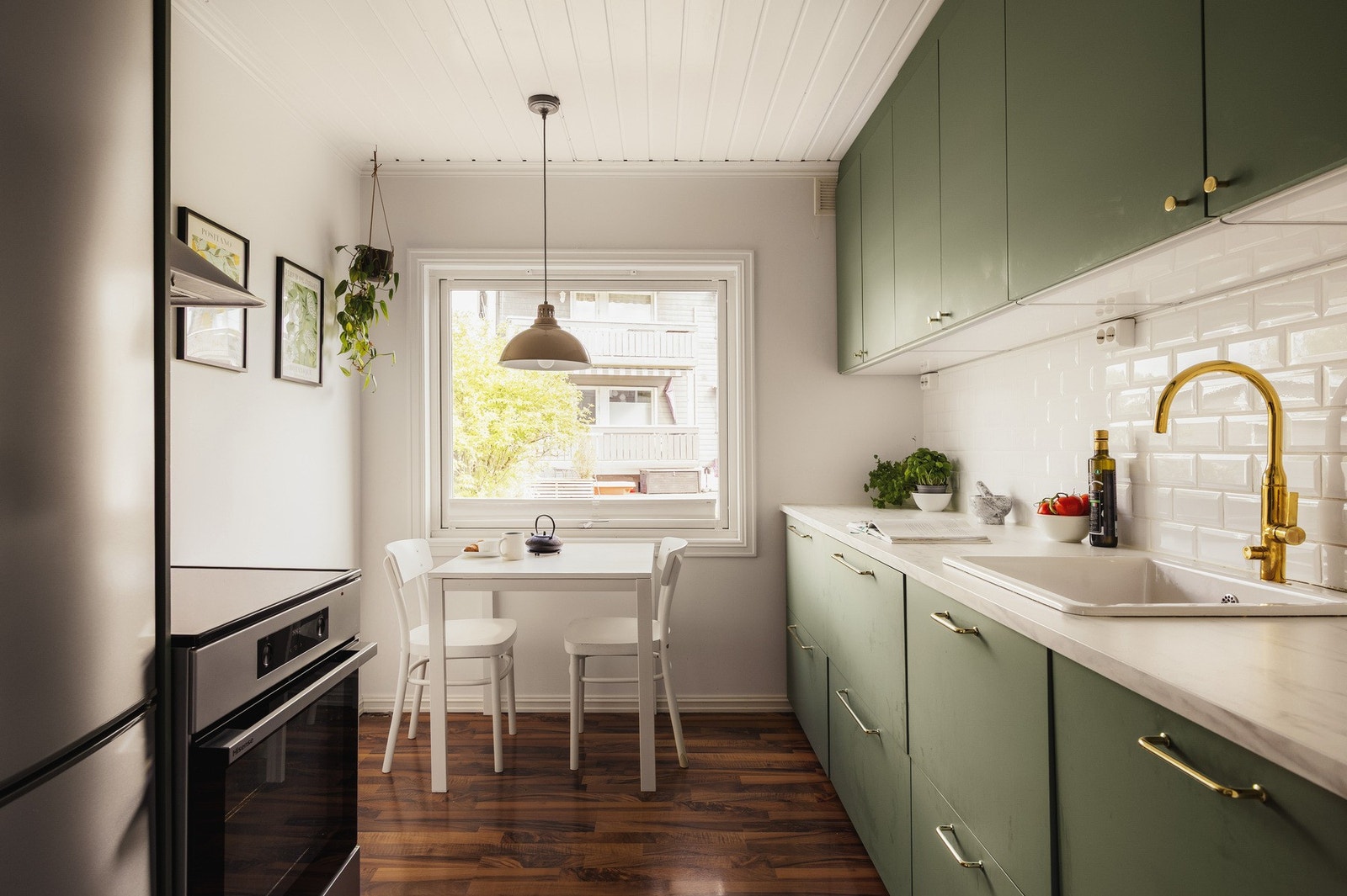 Stilrent kjøkken fra 2020 med moderne uttrykk og gode arbeidsflater. Innredningen har glatte fronter og laminert benkeplate som gir et tidløst preg. Galleribilde