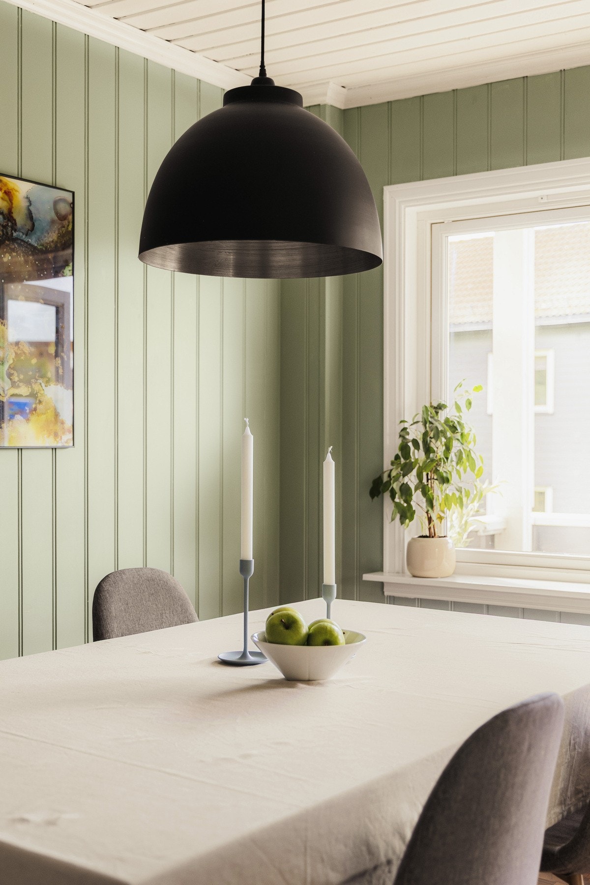 Planløsningen gjør det enkelt å innrede ulike sosiale soner, enten man ønsker rolige hverdagskvelder hjemme eller hyggelige sammenkomster med venner og familie. Galleribilde