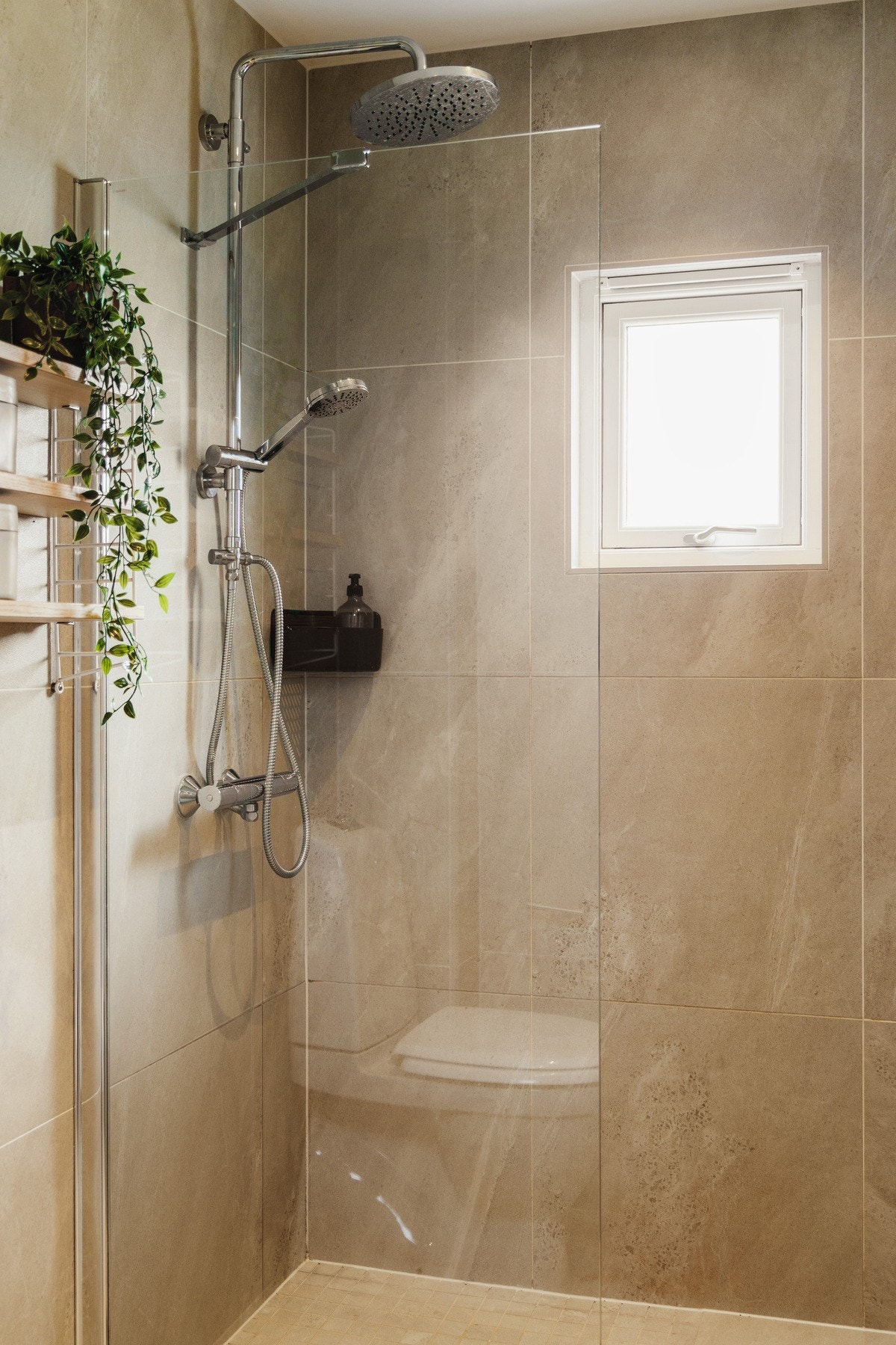 Badet har flislagt gulv med gulvvarme som gir en behagelig komfort året rundt, samt flislagte vegger og malt himling. Galleribilde