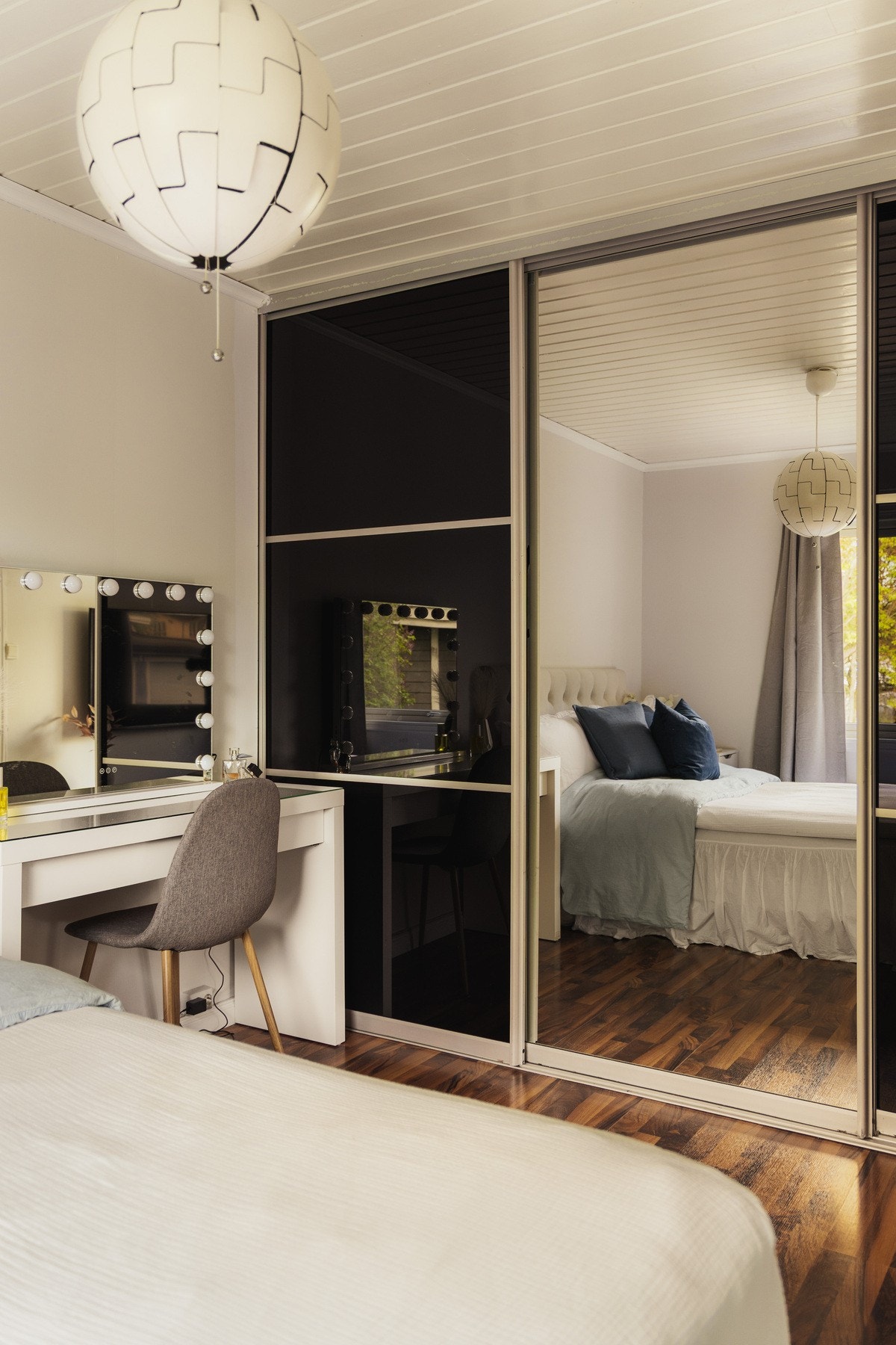Praktisk skyvedørsgarderobe med glassfronter som gir gode oppbevaringsmuligheter samtidig som den bidrar til et moderne og stilrent uttrykk. Galleribilde
