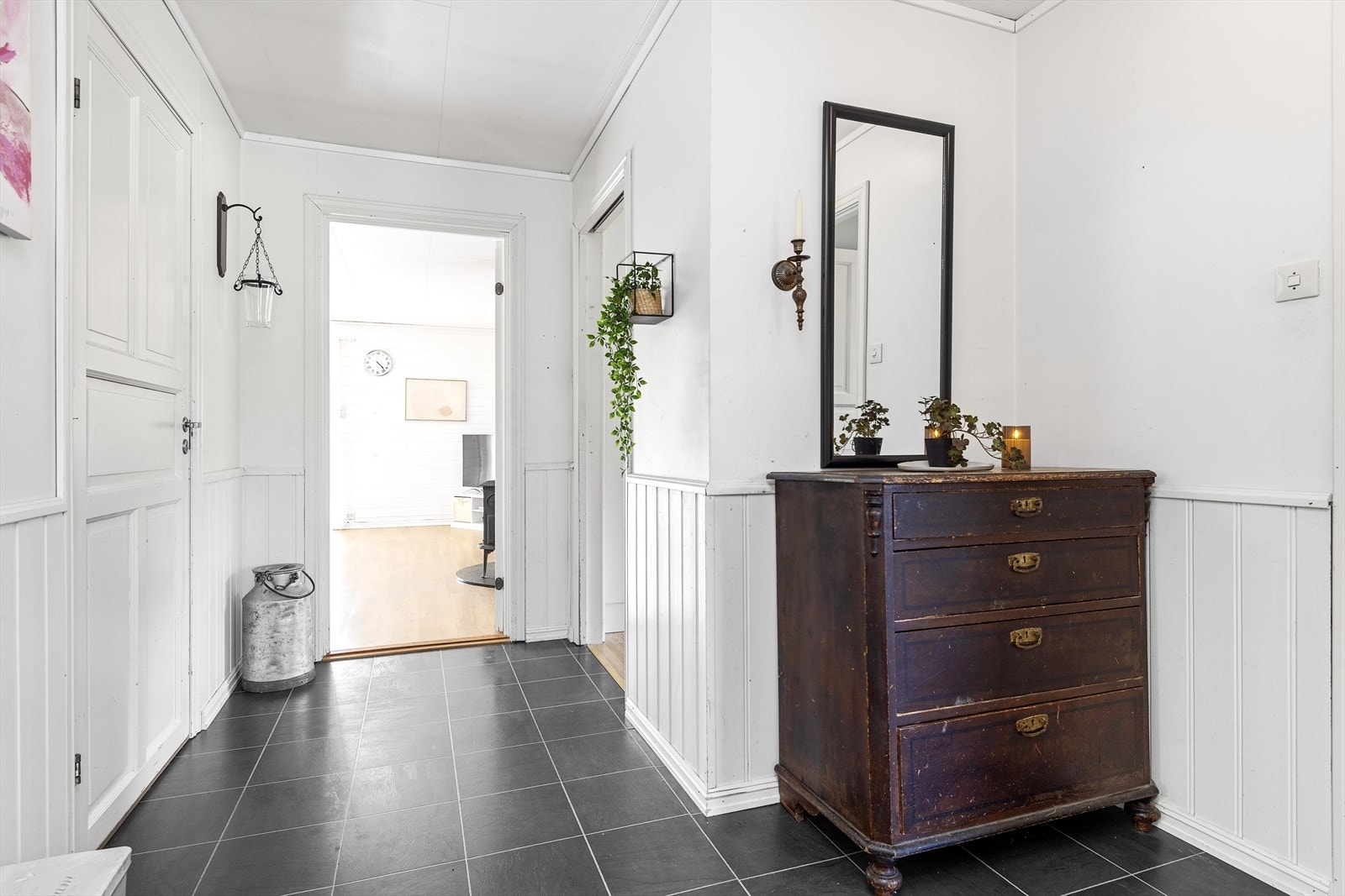 Vindfanget leder inn til en sentral gang som fordeler tilgang til rommene i første etasje. Galleribilde