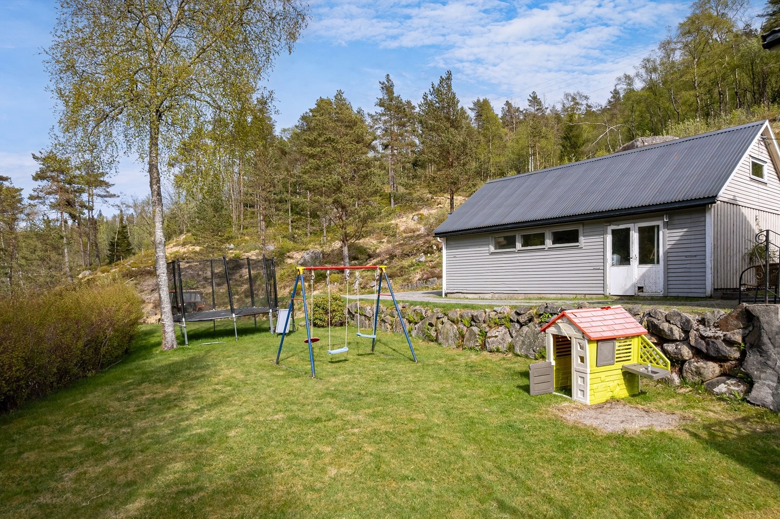 Hagen har god plass for lek og utendørsaktiviteter. Galleribilde