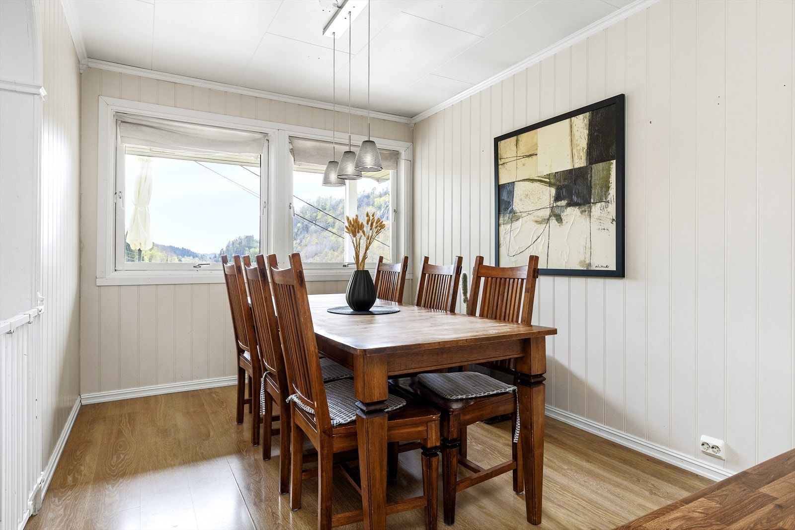 Spisestuen ligger i åpen forbindelse med kjøkkenet og har god plass til langbord. Galleribilde