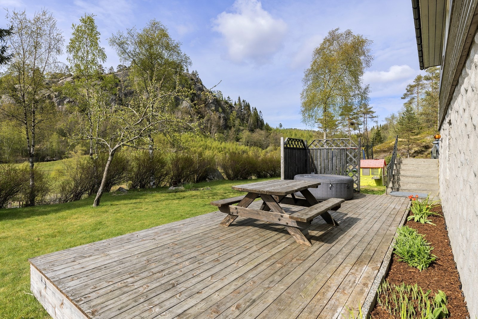 Uteplass på bakkeplan med direkte tilknytning til hagen. Galleribilde