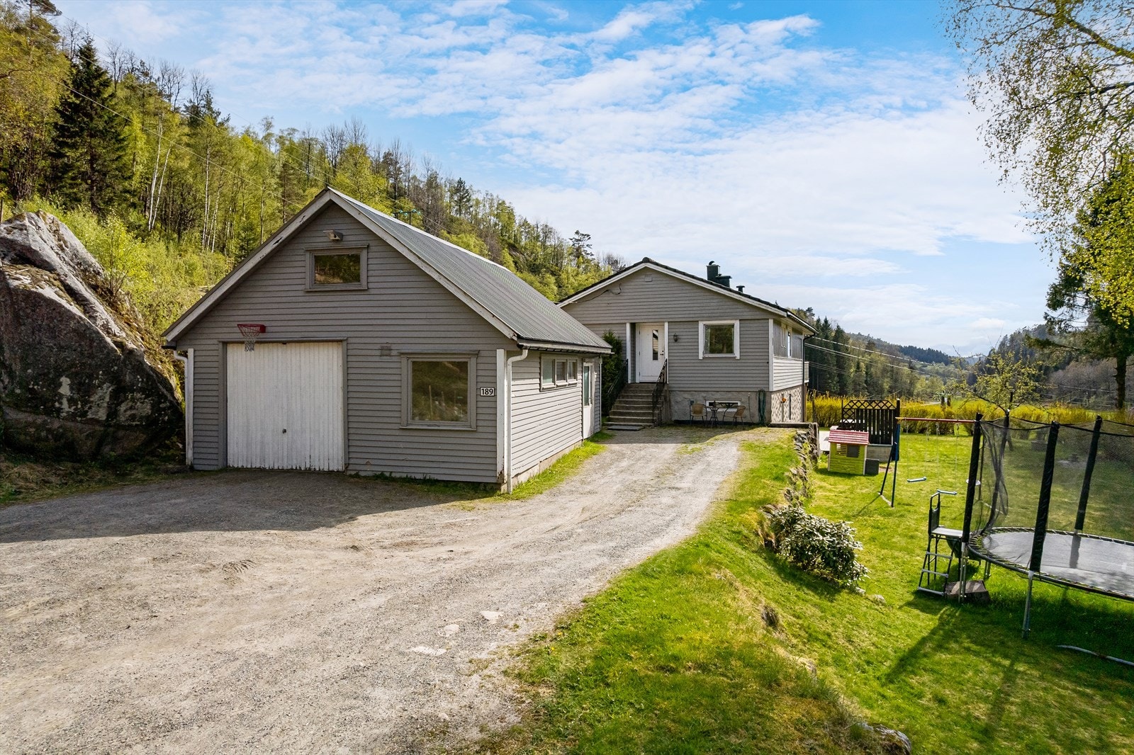 Eiendommen inkluderer en frittstående dobbel garasje på 55 m² med bod, verksted og et uinnredet loft. Galleribilde