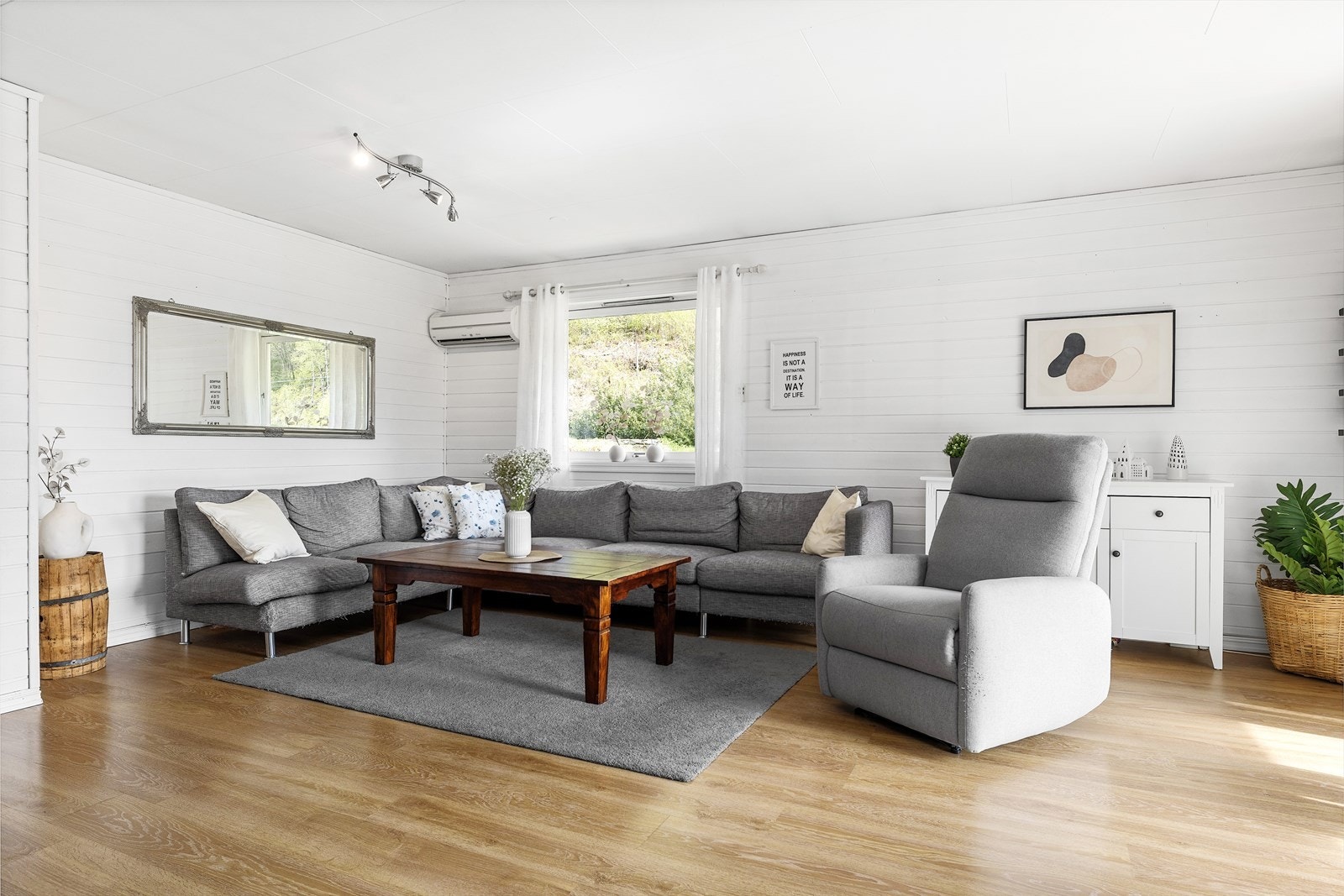 Stuen har plass til en romslig sofagruppe og er utstyrt med vedovn for ekstra varme. Galleribilde