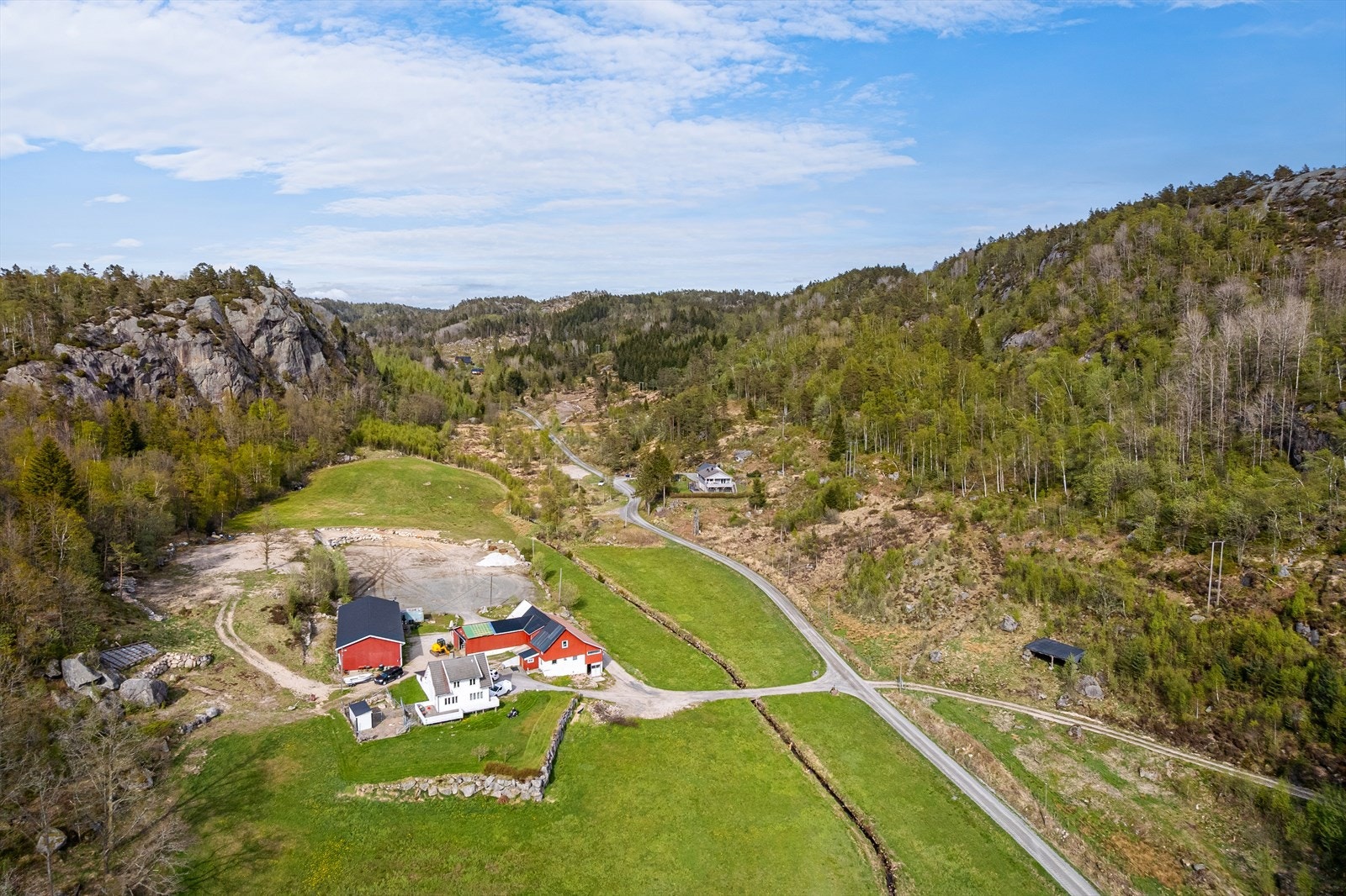 Området byr på rolige og naturskjønne omgivelser, med kort vei til servicetilbud. Galleribilde