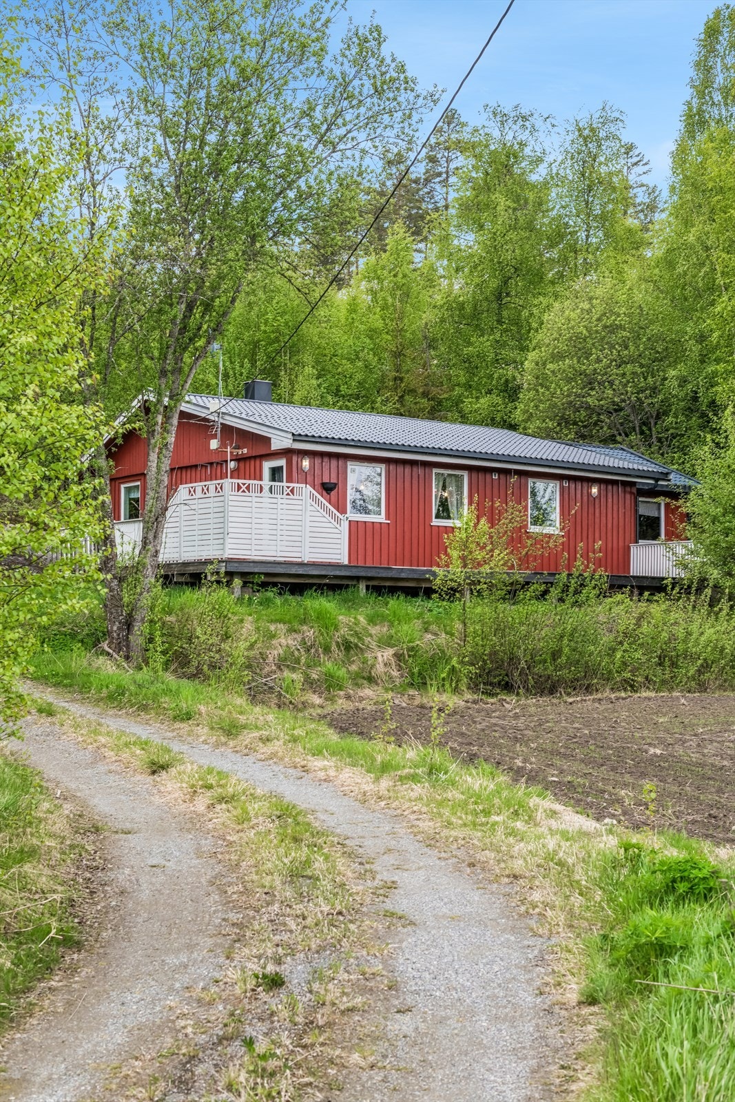 Enebolig på en eiertomt på ca. ett mål, med en romslig, frittstående garasje fra 1998. Galleribilde