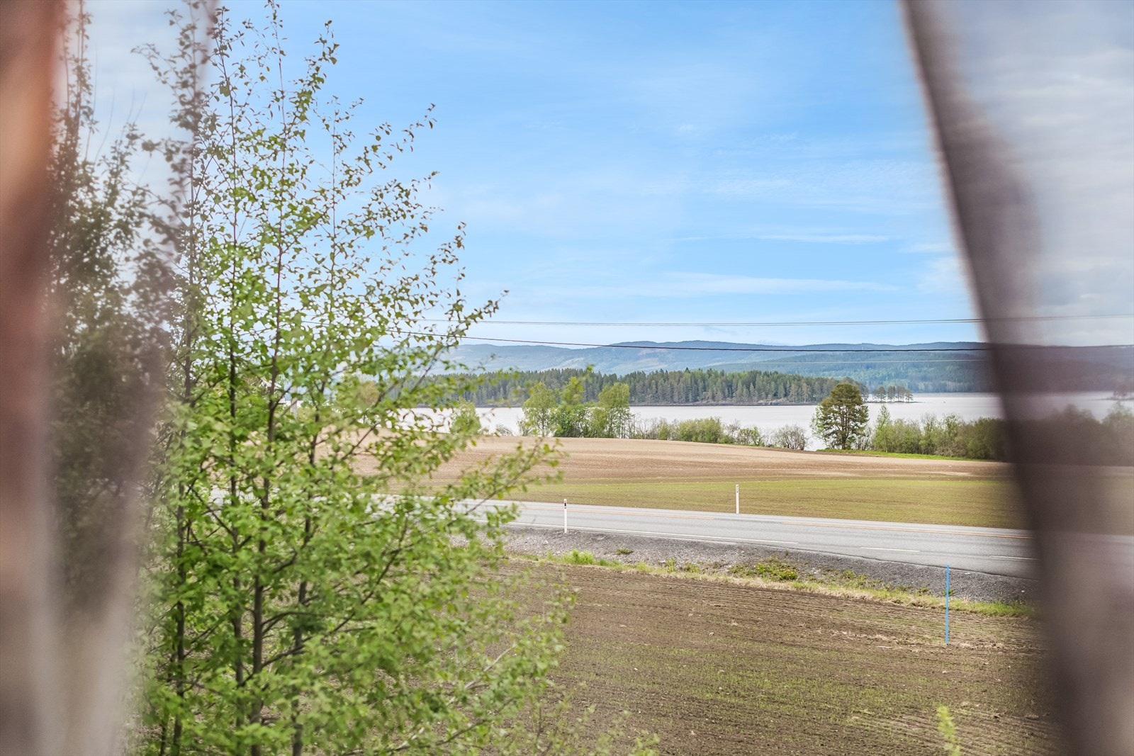 Fra eiendommen er det kort vei til turstier og friluftsliv. Galleribilde