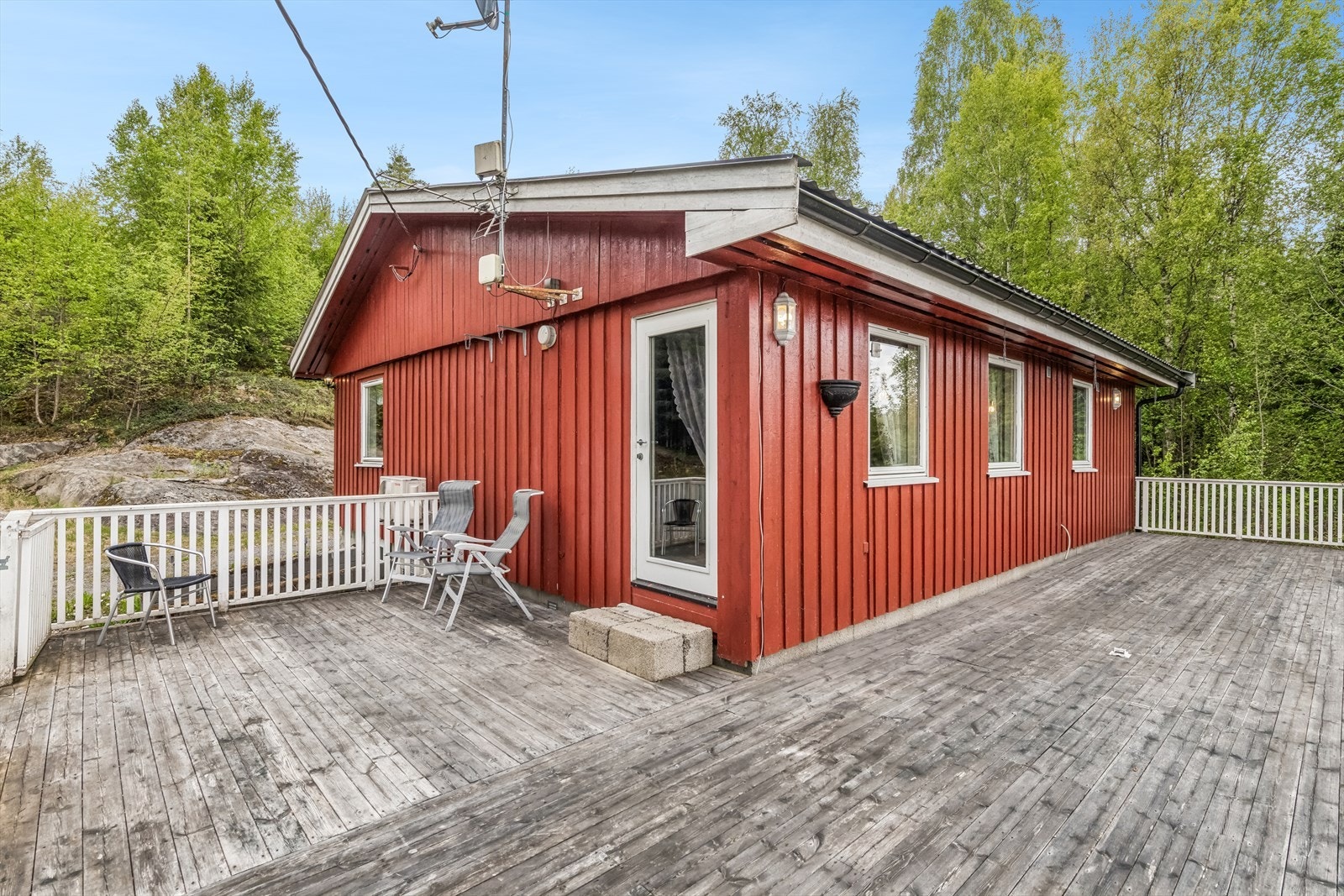 Den store terrassen på 55 m² er et flott samlingspunkt med god plass til utemøbler. Galleribilde