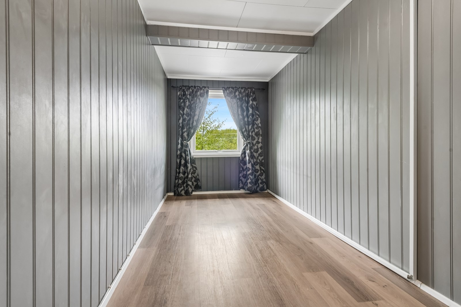 Dette soverommet har god plass til garderobeløsning eller annen oppbevaring. Galleribilde