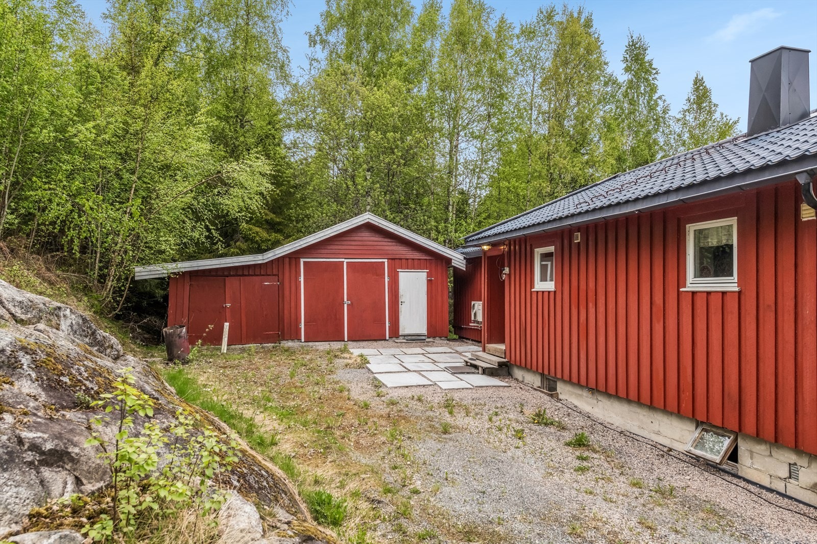 Romslig garasje på 44 m², oppført i 1998, med plass til bil og verksted eller lagring. Galleribilde