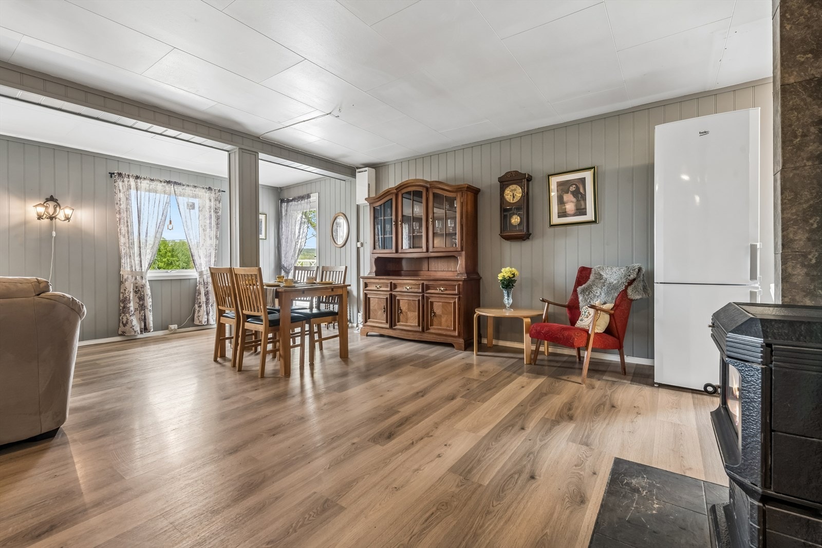 Store vindusflater gir godt med lys til stue og spisestue. Galleribilde