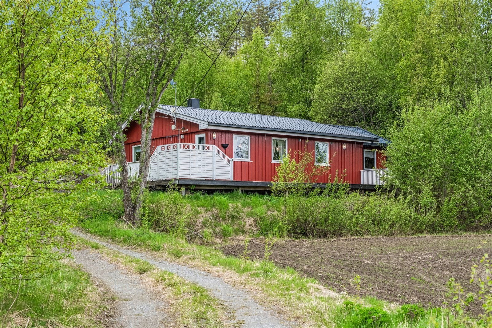 Fasaden har stående bordkledning, og taket har taksteinsformede metallplater fra 2007. Galleribilde