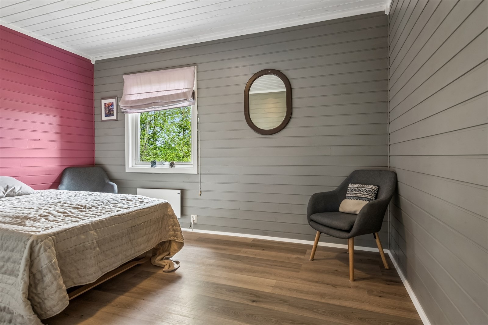 Soverommene har malte panelvegger og laminatgulv. Galleribilde