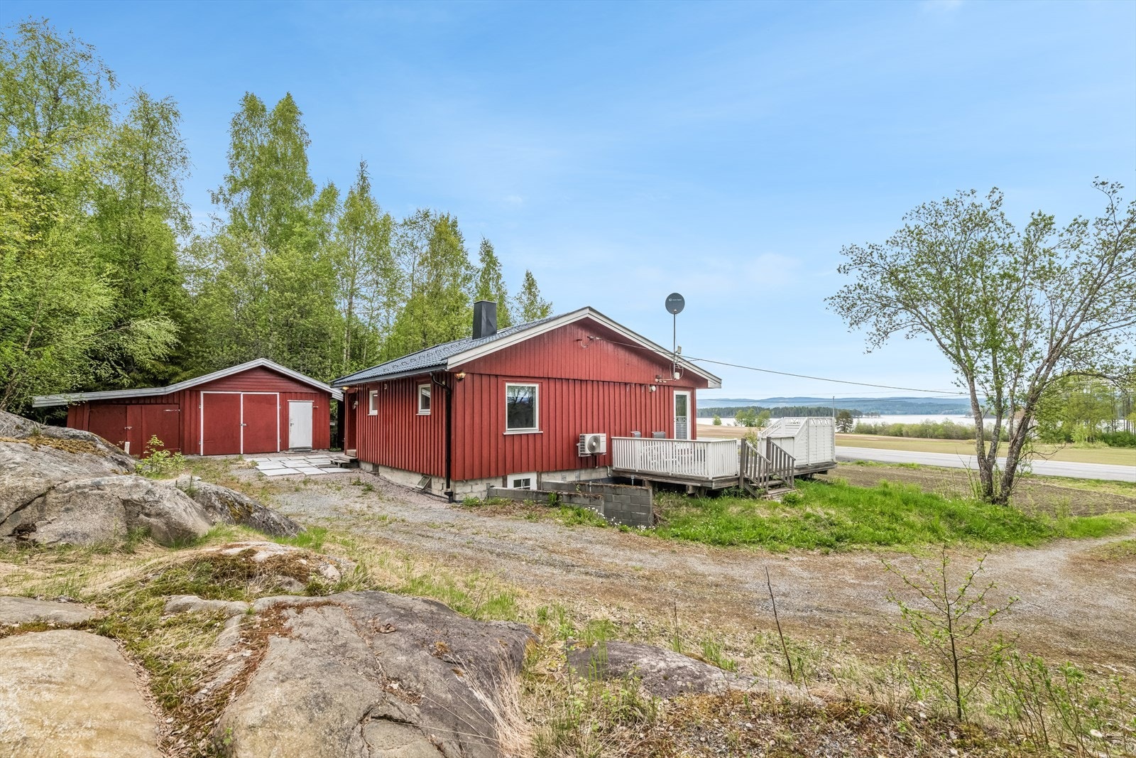 Eiendommen ligger landlig og rolig til i Størjebygda, omgitt av jorder og skog. Galleribilde