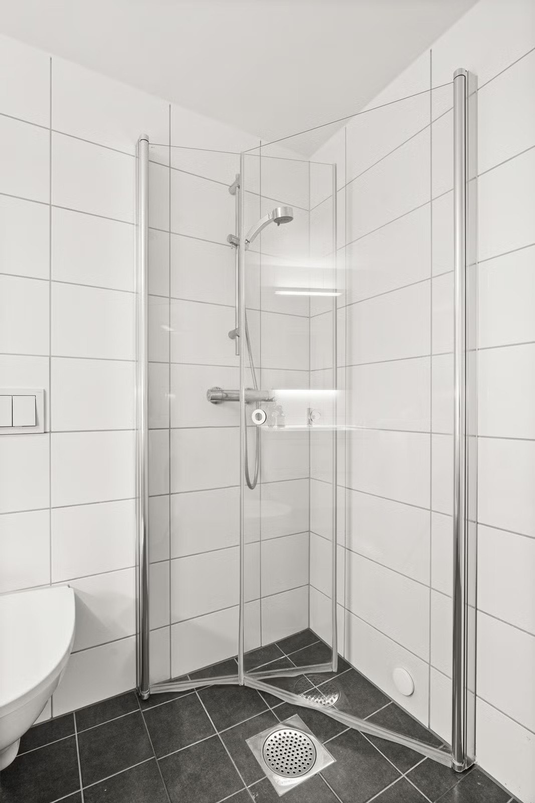 Videre har badet vegghengt wc med innebygd sisterne, mekanisk avtrekk samt opplegg for vaskemaskin. Galleribilde