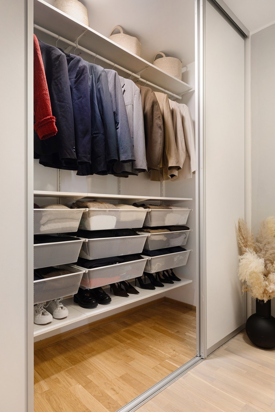 I tillegg er det en stor skyvedørsgarderobe som gir gode oppbevaringsmuligheter for klær, sko og øvrige husholdningsartikler. Galleribilde