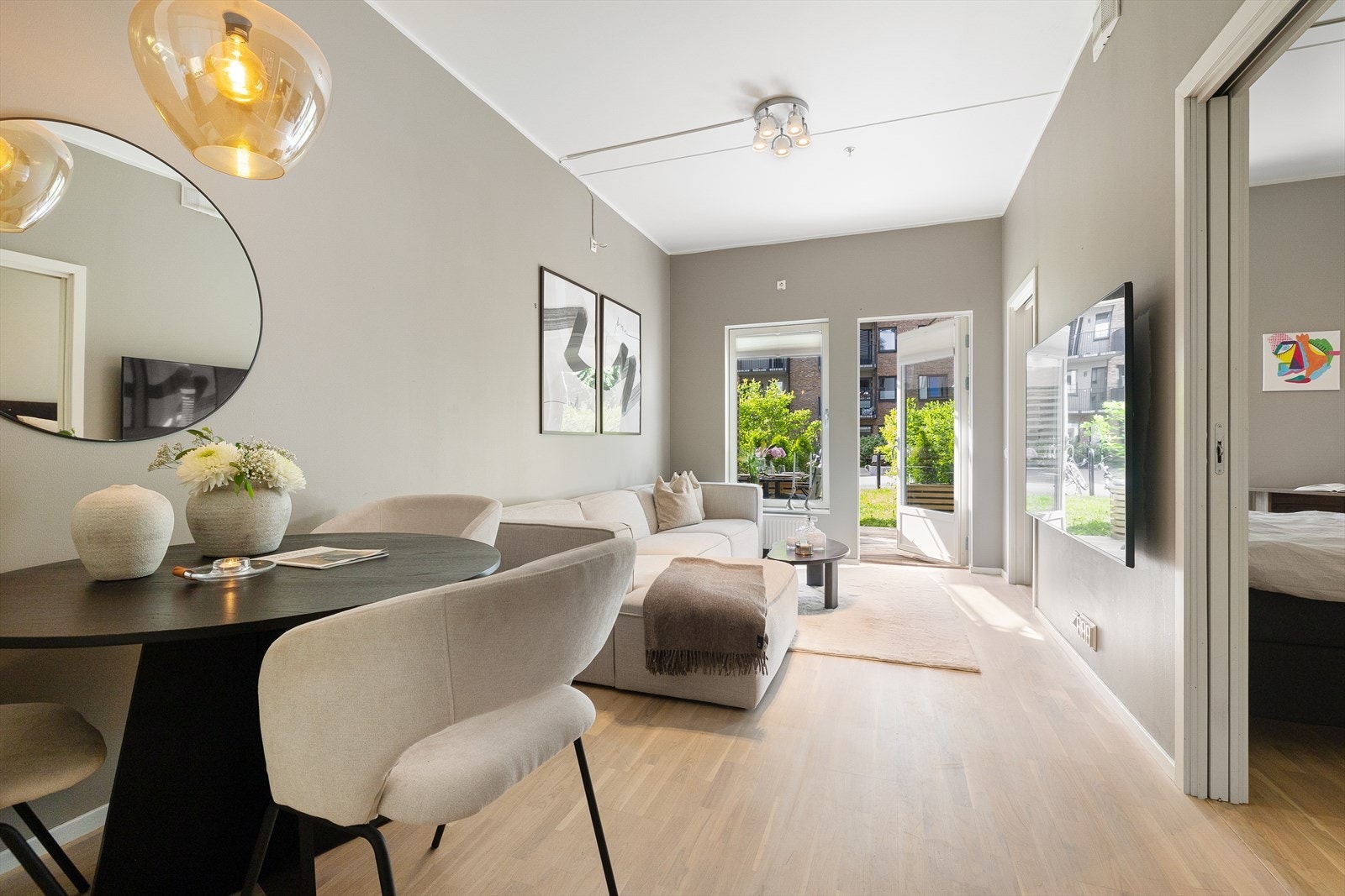 En flott og moderne 2-romsleilighet med en herlig markterrasse på hele 14 kvm. Bygget fra 2018 byr på moderne kvaliteter og en gjennomført standard. Galleribilde