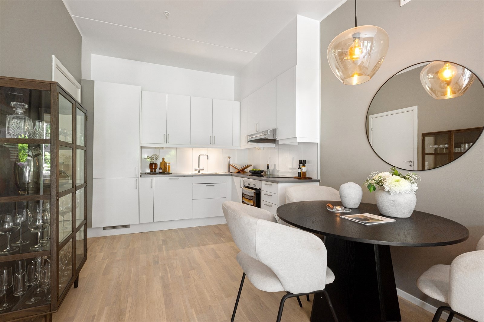 Det er også god plass til spisebord, perfekt for hyggelige måltider med venner og familie. Galleribilde