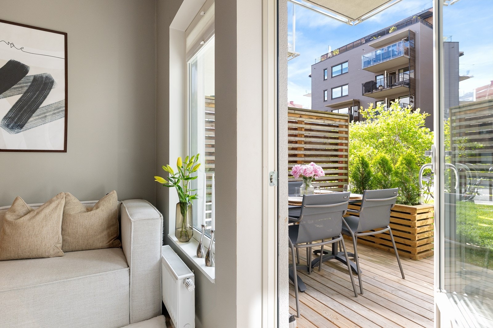 Fra stuen er det utgang til en herlig nordvestvendt markterrasse på 14 kvm med god plass til utemøbler. Galleribilde