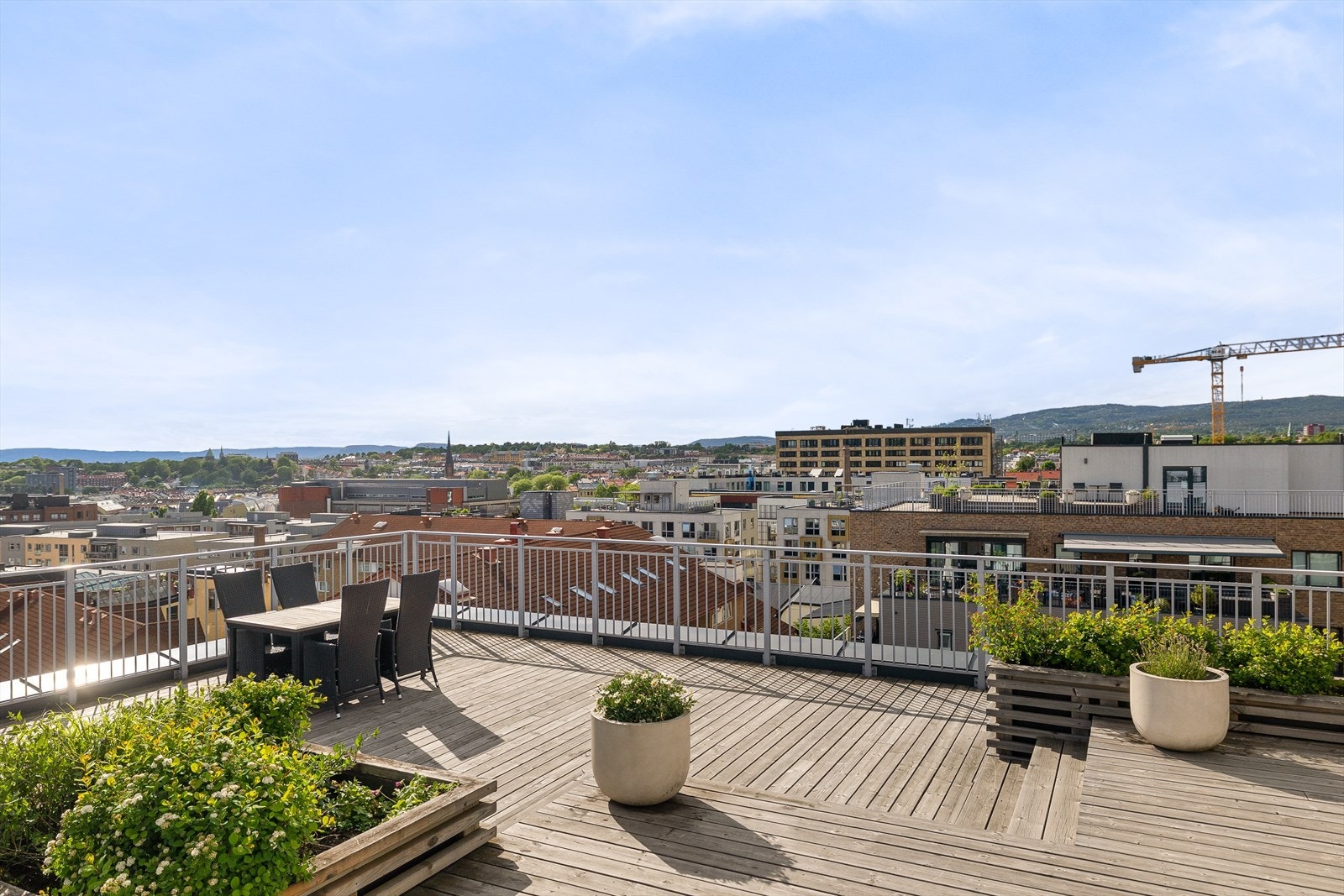 Bygget har en herlig felles takterrasse som byr på herlige solforhold og en nydelig utsikt. Galleribilde