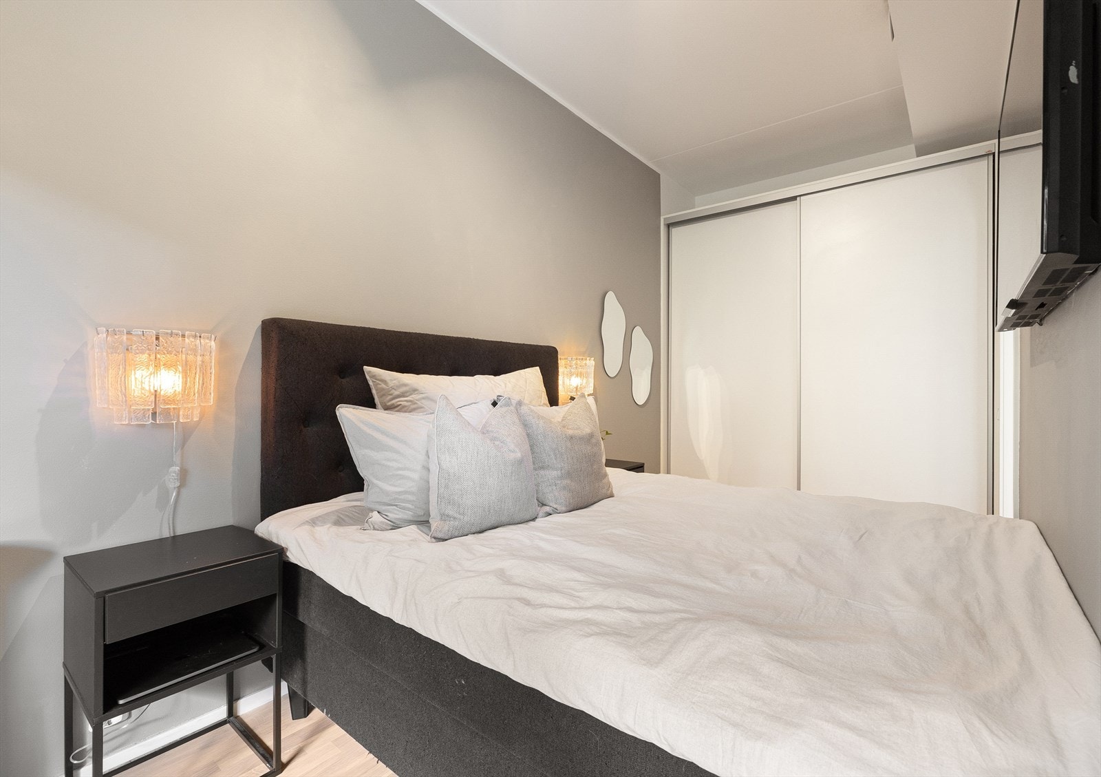 Rommet har gode oppbevaringsmuligheter i praktisk skyvedørsgarderobe. Galleribilde