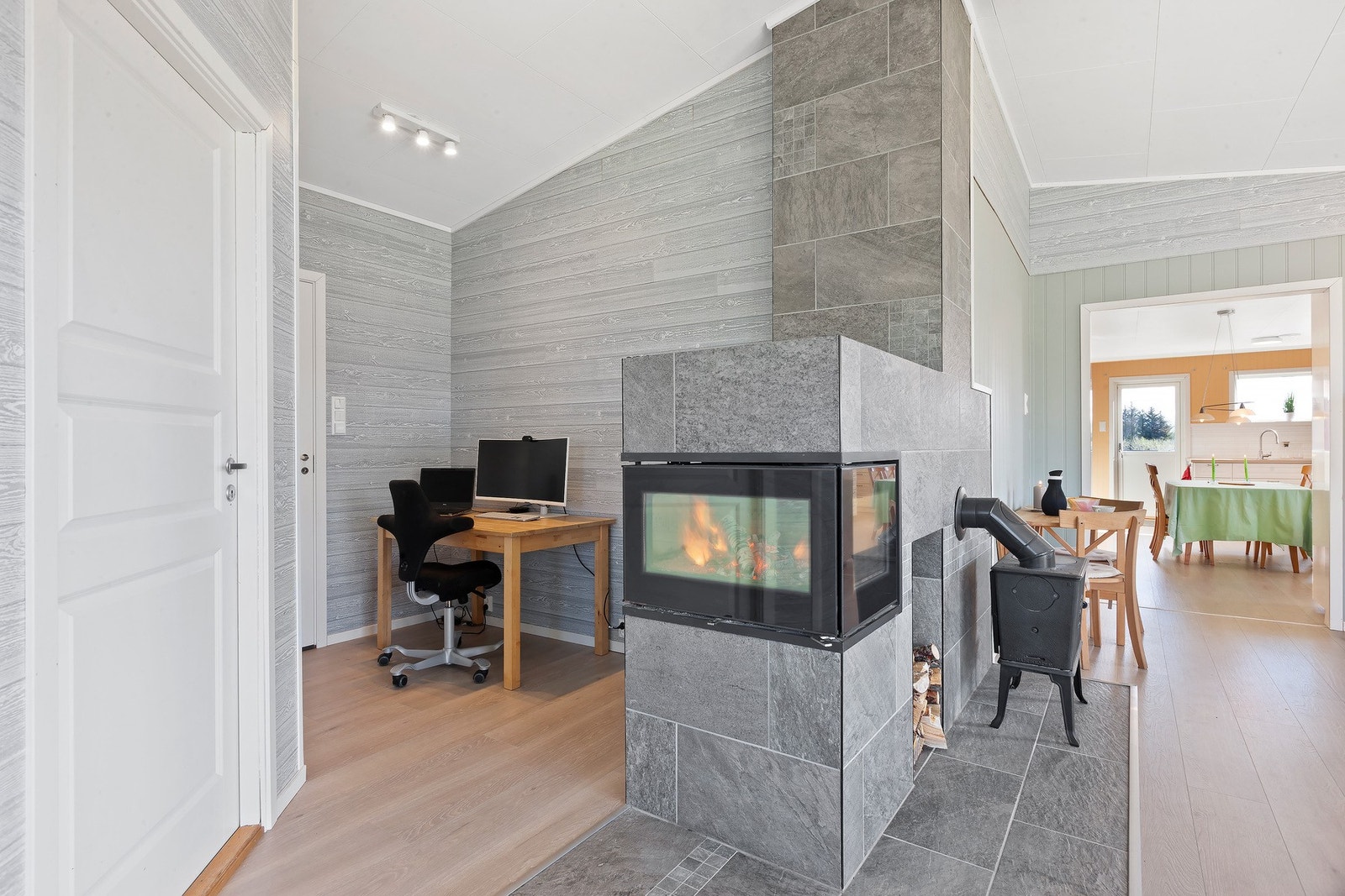 En liten krok i stuen kan fint benyttes som kontorplass. Galleribilde