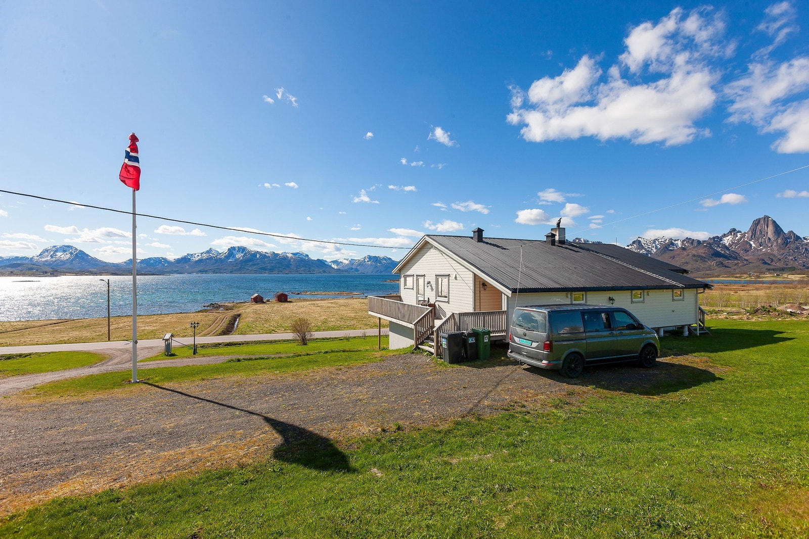 Solåpen tomt med gode parkeringsmuligheter. Galleribilde