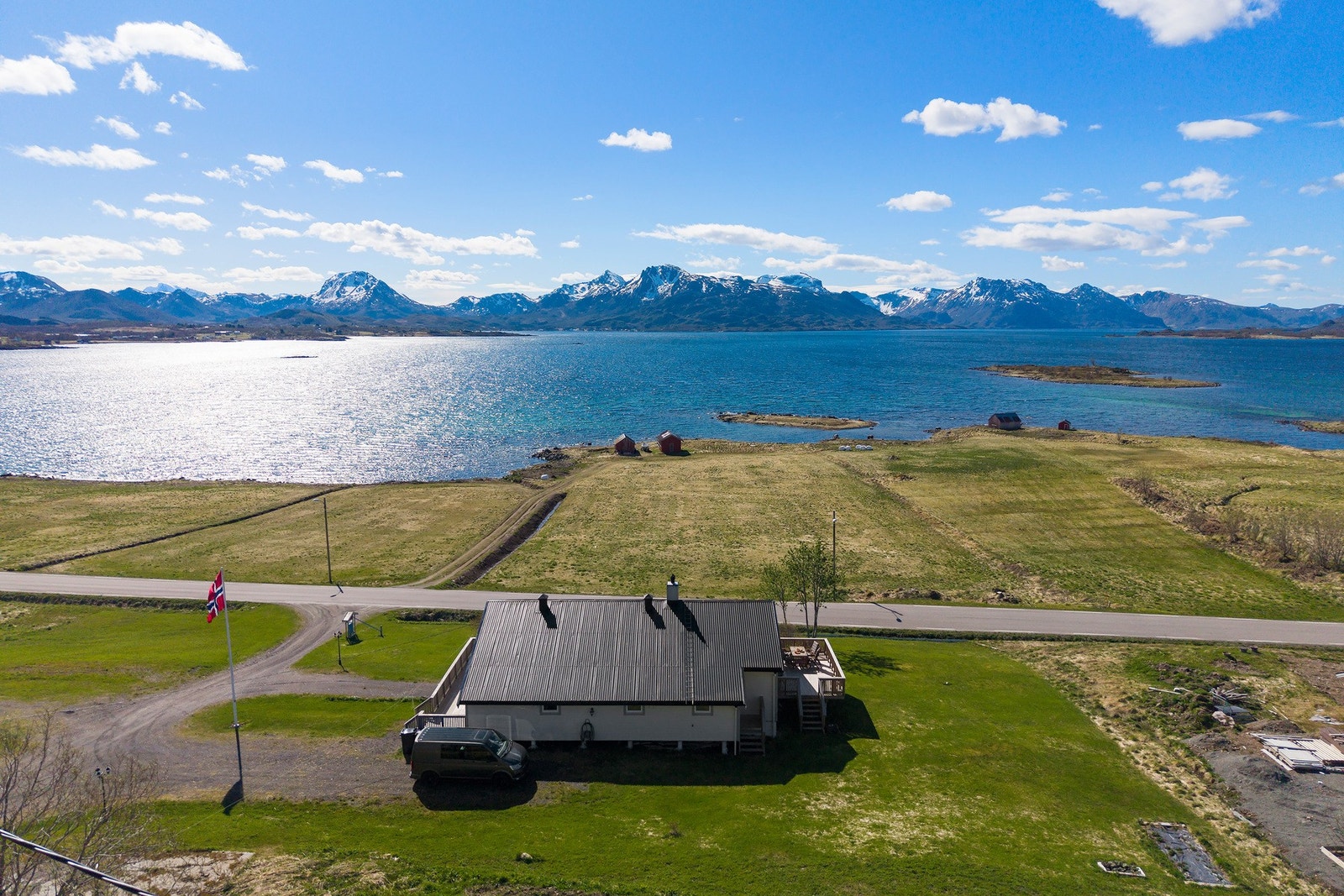 Stor enebolig med tilhørende fjøs med landlig beliggenhet i naturskjønne omgivelser. Galleribilde