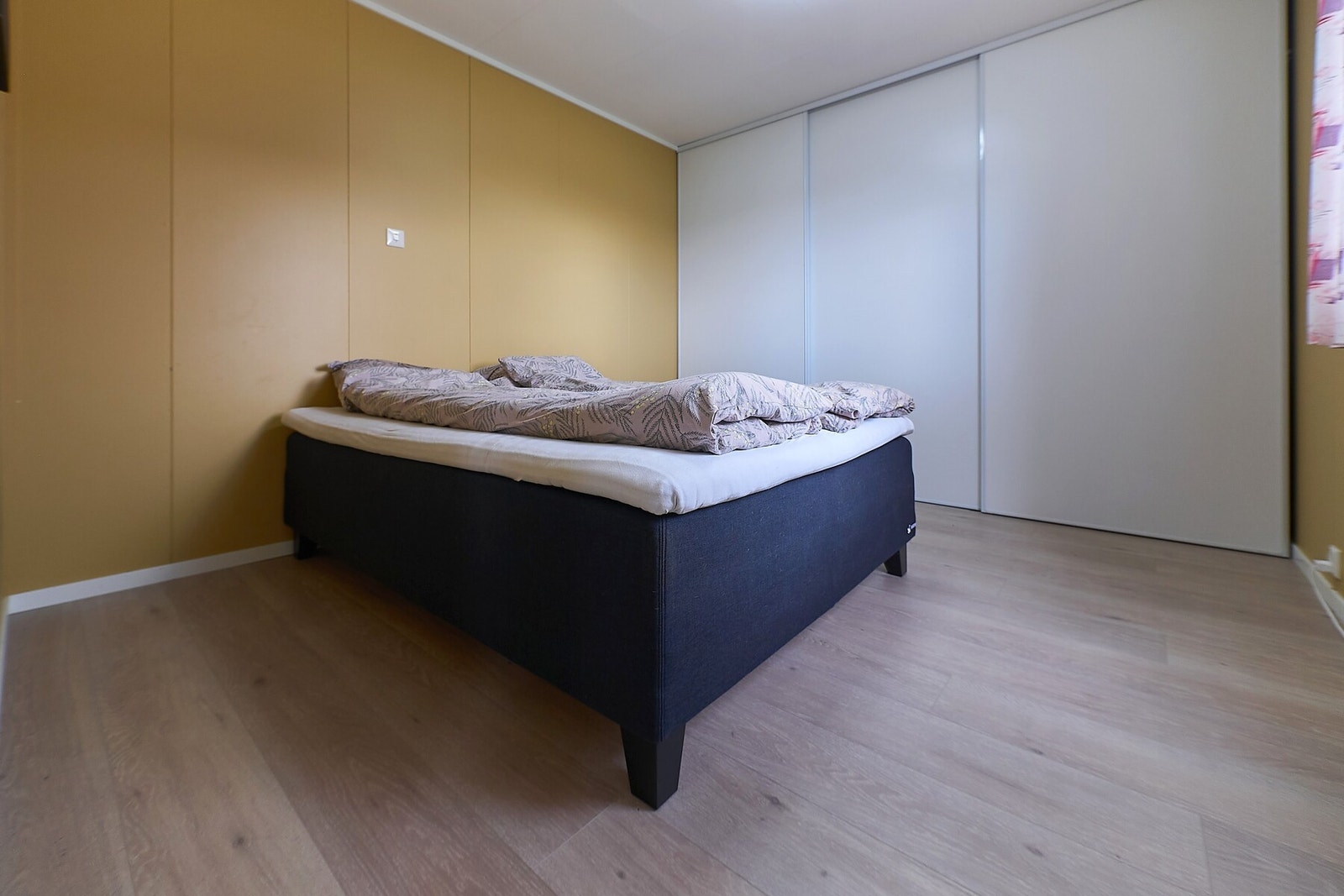Her har du romslig garderobe med god oppbevaringsplass. Galleribilde