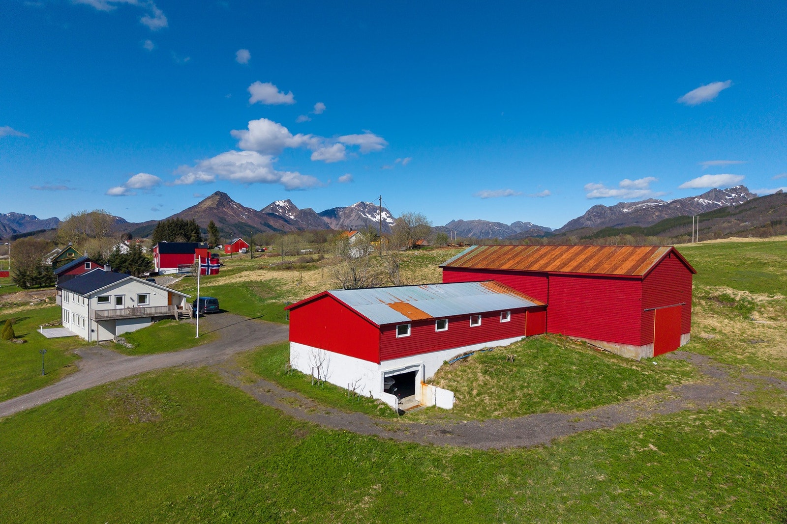 Tomten er romslig og gir gode muligheter for dyrking, hage og ulike fritidsaktiviteter. Galleribilde