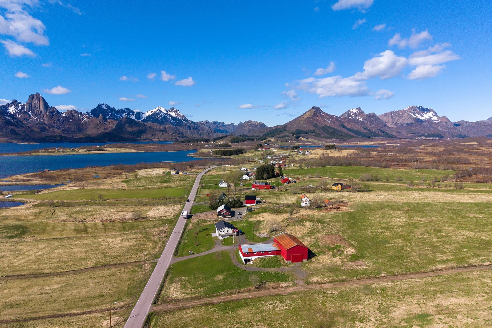 Solrikt og nært både sjø, skog og fjell. Galleribilde