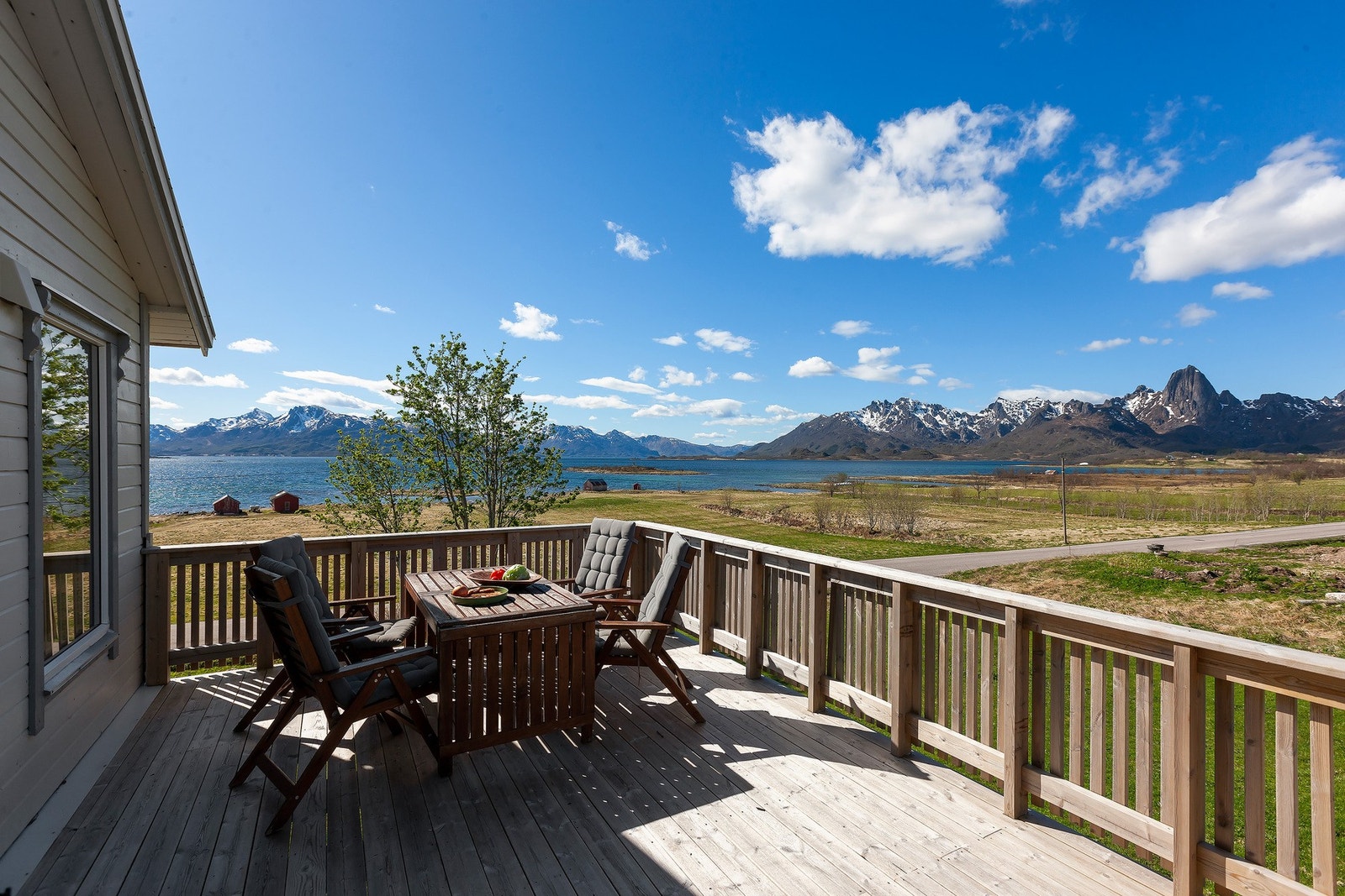 Fra stue er det adkomst til en romslig veranda med god plass til utemøbler. Galleribilde