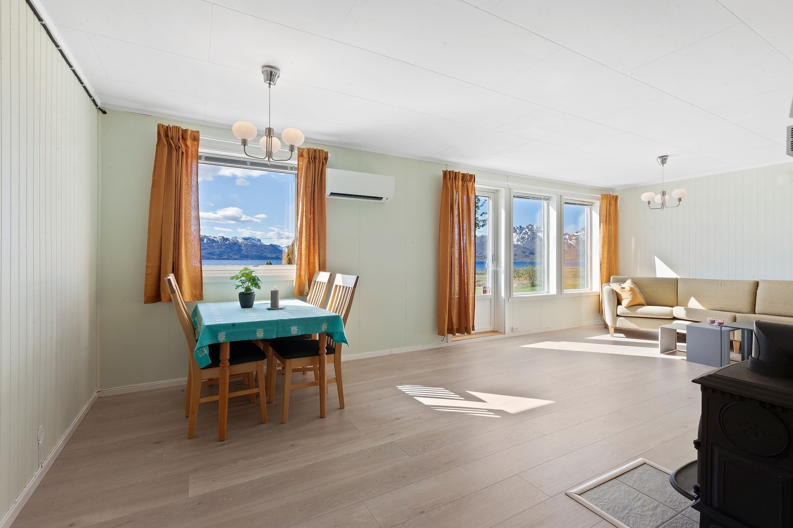 Koselig stue med adkomst til veranda. Galleribilde