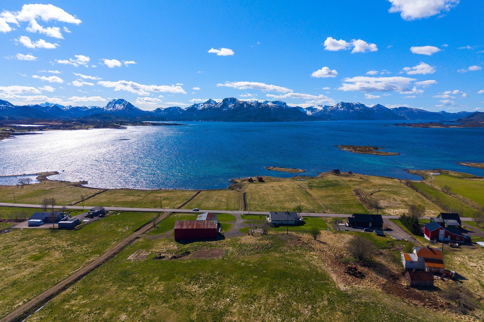 Eiendommen ligger fint til i landlige omgivelser på Frøskeland. Galleribilde
