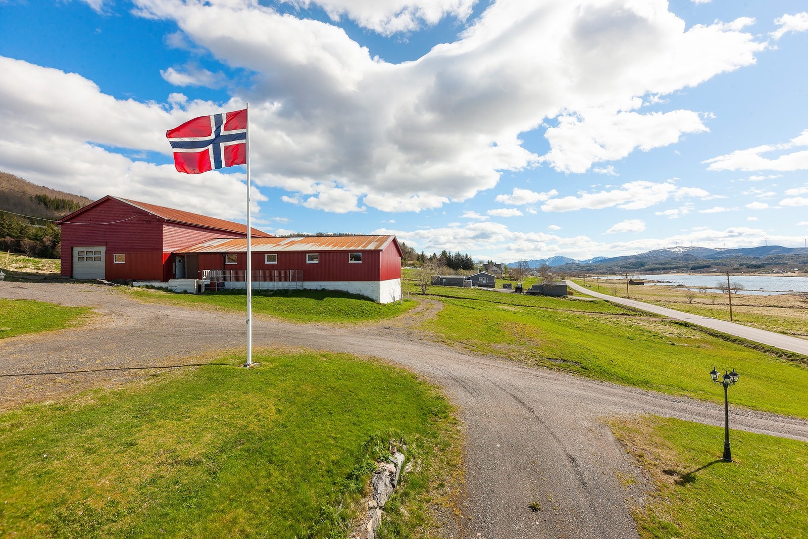 Fjøsen går over to etasjer og er på 524 BRA-e. Galleribilde