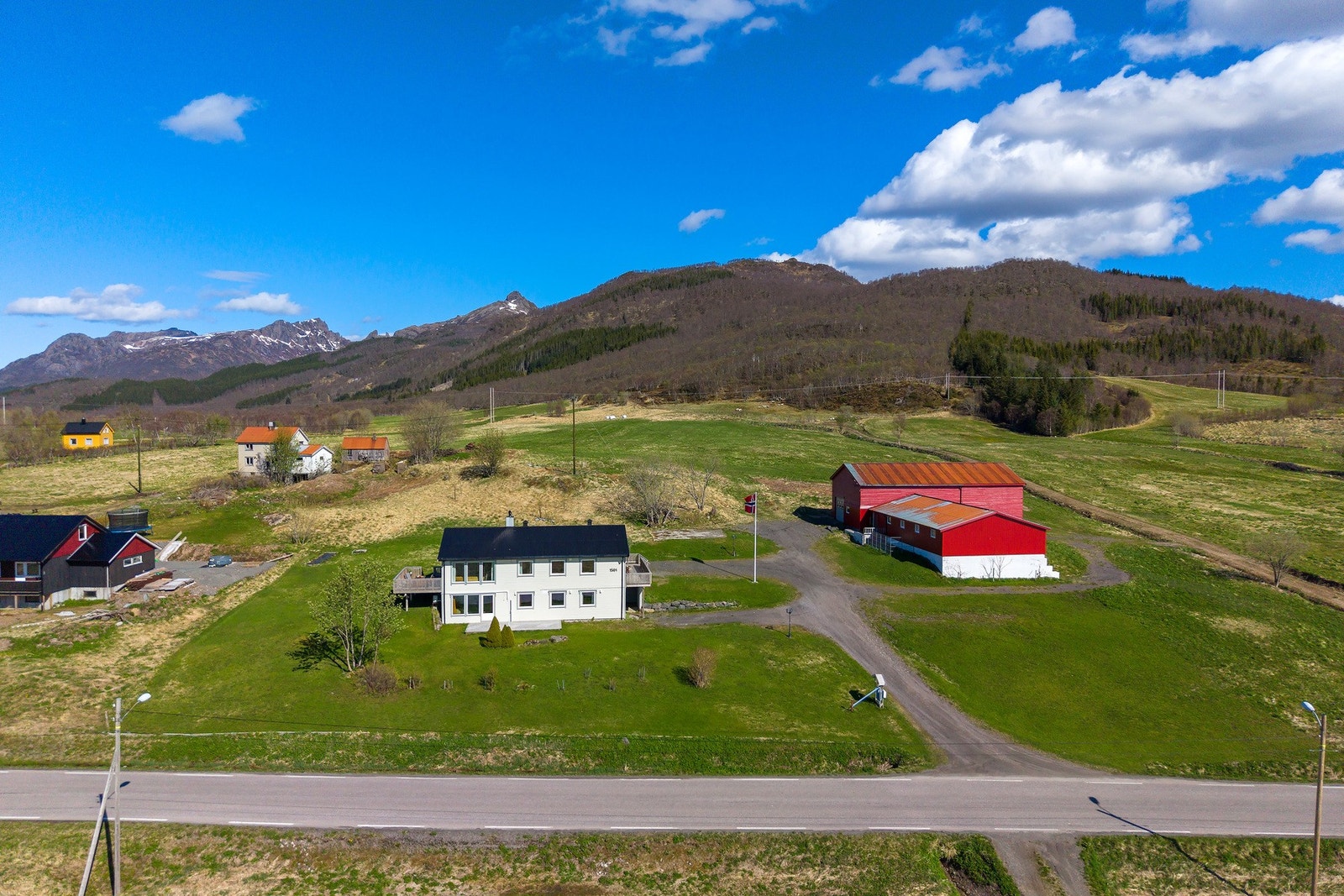 Eiendommen ligger på en romslig tomt på over 7,7 mål. Galleribilde
