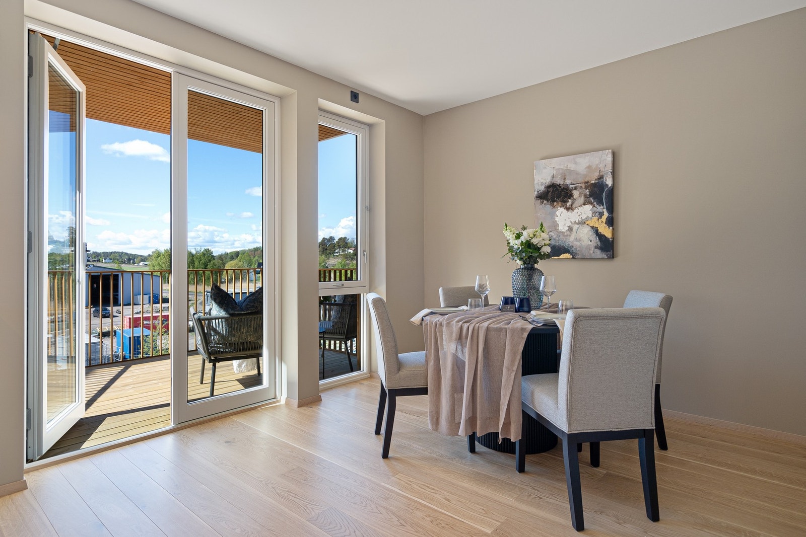 Det er også plass til spisebord, og med direkte utgang til balkong ligger alt til rette for å nyte måltider både inne og ute - gjerne med utsikt mot vannet. Galleribilde
