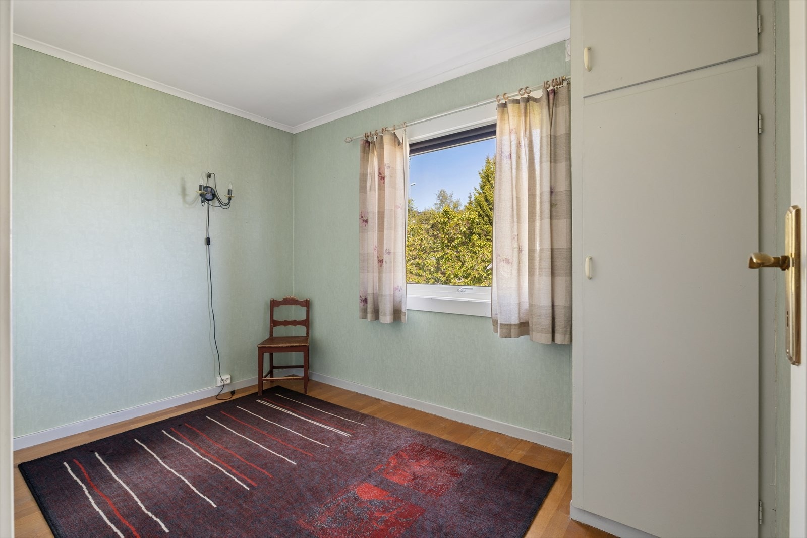 Et av de tre soverommene, med plass til seng og garderobeskap. Galleribilde