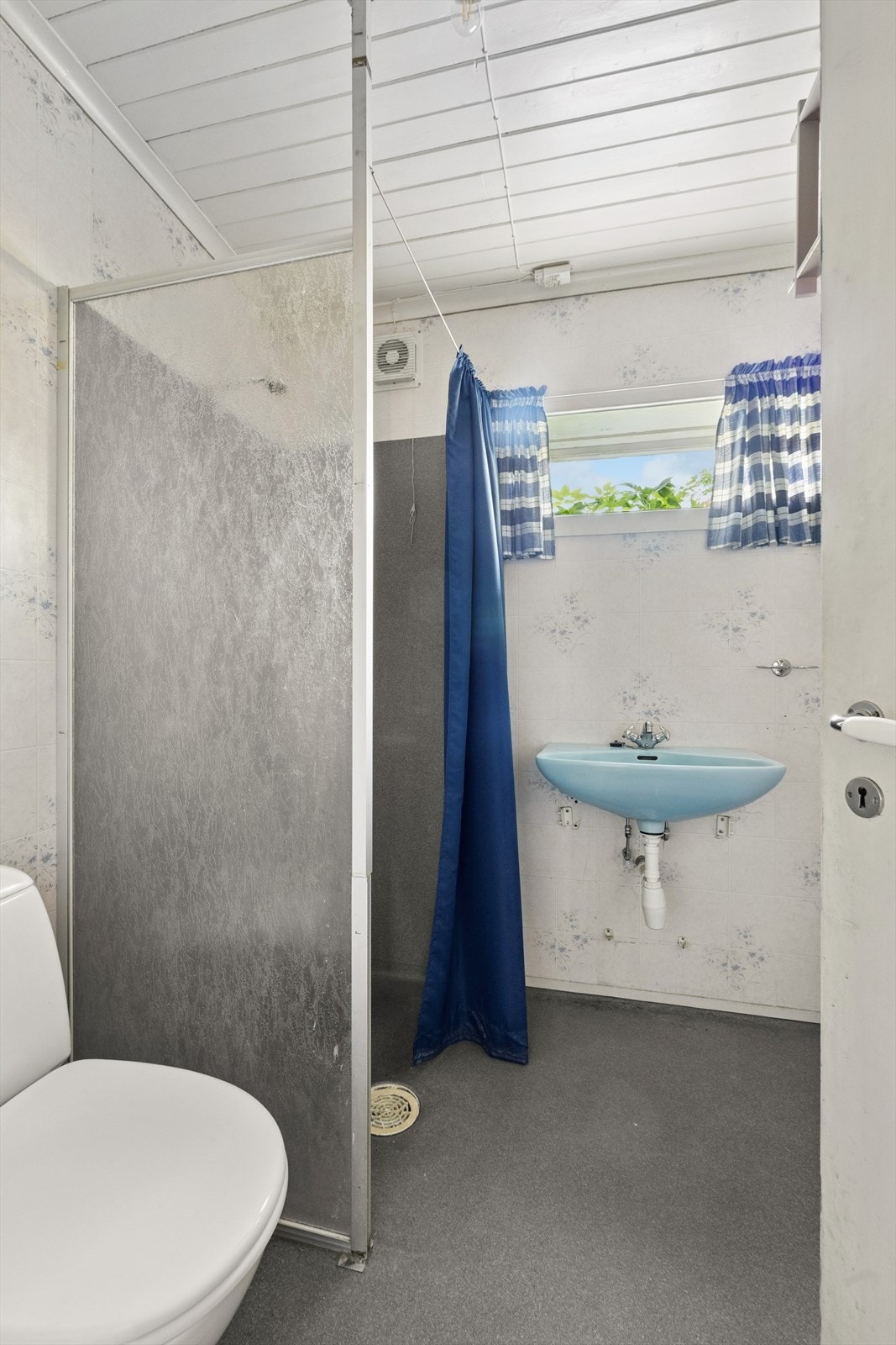 Enkelt baderom i underetasjen. Behov for renovering. Galleribilde