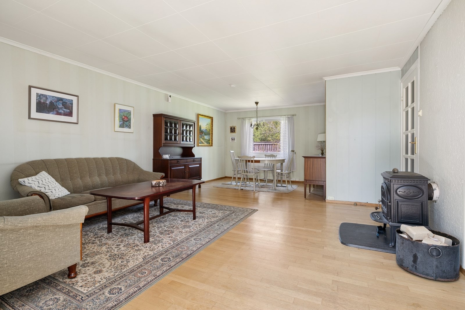 Lys og innbydende stue, med god plass til sofagruppe og spisebord. Galleribilde